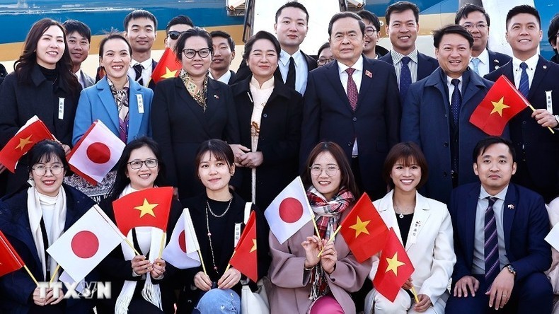 At the farewell ceremony for National Assembly (NA) Chairman Tran Thanh Man (standing, first row, fifth from left), his spouse and the high-ranking delegation of the NA at Nagasaki airport. (Photo: VNA)