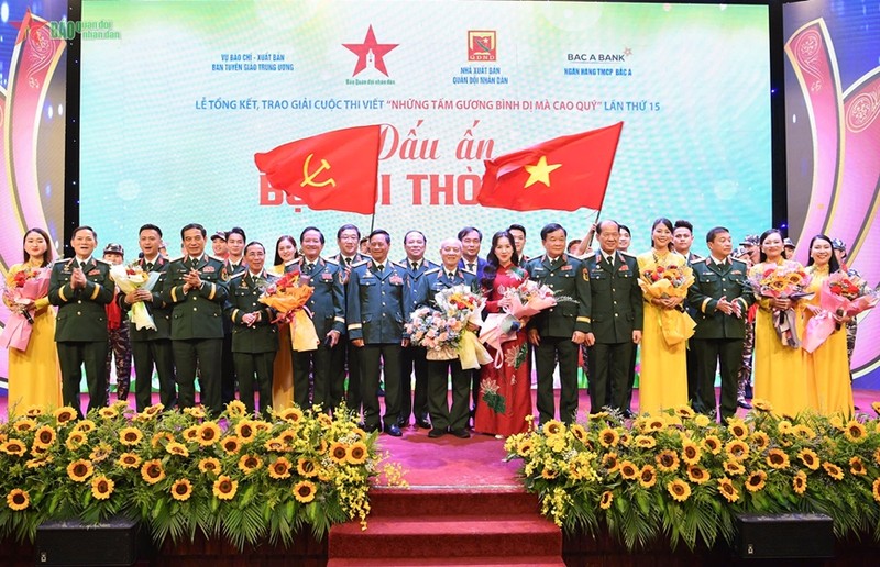 Awards presented to winners of writing contest on exemplary models in society (Photo: qdnd.vn)