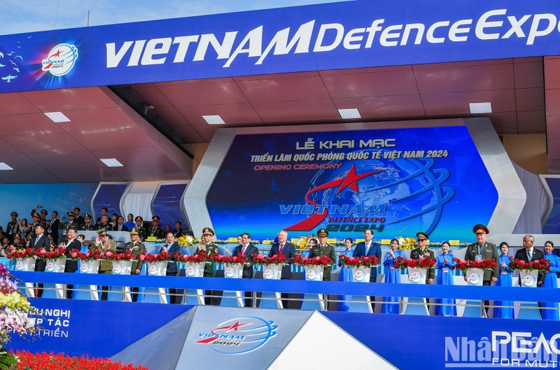 Delegates press a button to kick off the Vietnam International Defence Expo 2024.