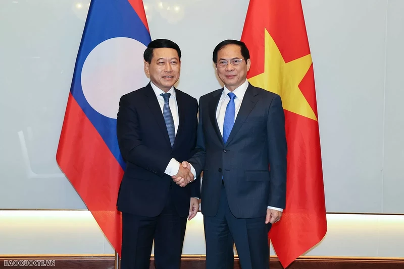 Deputy Prime Minister and Minister of Foreign Affairs Bui Thanh Son (R) and visiting Lao Deputy Prime Minister Saleumxay Kommasith (Photo: baoquocte.vn)