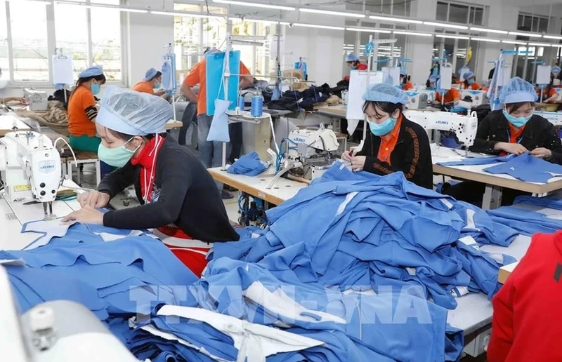 Workers make garment products for export to Japan. (Photo: VNA)