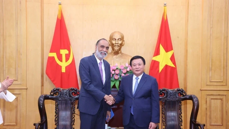 Prof. Dr. Nguyen Xuan Thang (R), Politburo member, President of the Ho Chi Minh National Academy of Politics (HCMA), and Chairman of the Central Theory Council, on January 6 receives the UN Under-Secretary-General for Digital and Emerging Technologies and the UN Secretary-General’s Envoy on Technology Amandeep Singh Gill. (Photo: VNA)