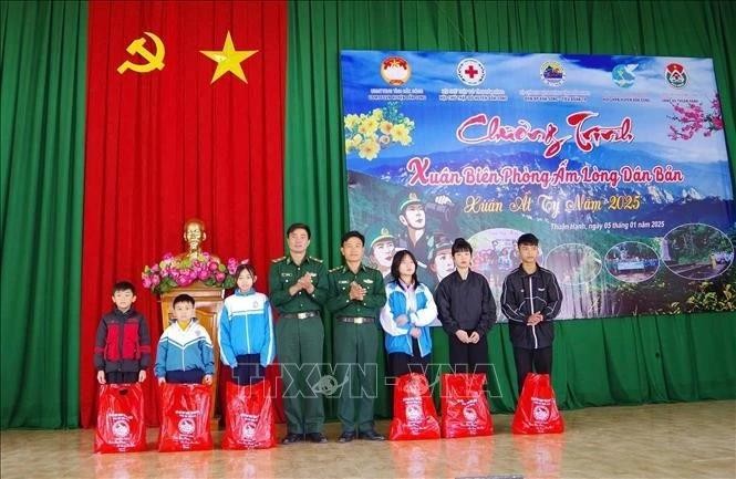 Leaders of Dak Nong's border guard station present gifts to disadvantaged families and students. (Photo: VNA)