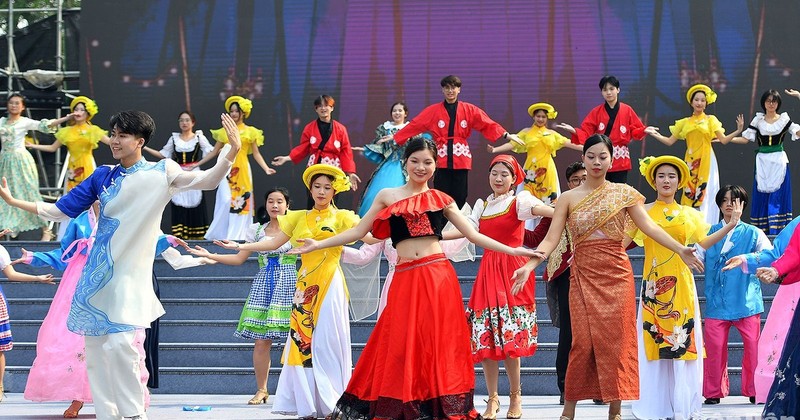 An art performance at the launch ceremony.