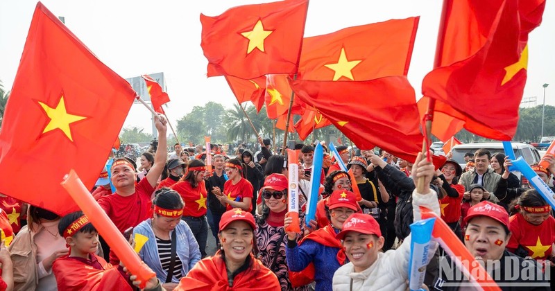 Vietnamese football fans welcome national men’s football team back home