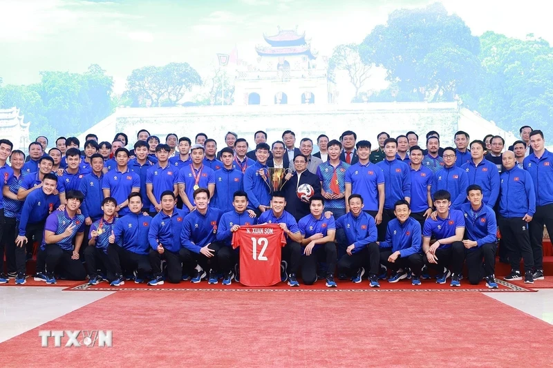 Prime Minister Pham Minh Chinh meets with the men’s national football team of Vietnam in Hanoi on January 6 (Photo: VNA)