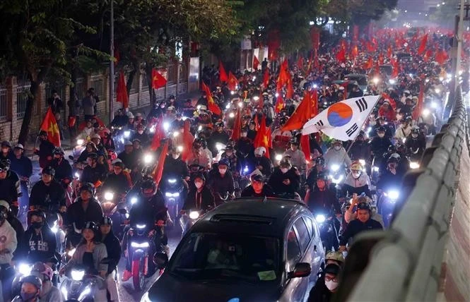 People celebrate the victory of of the Vietnamese men's national football team in the ASEAN Mitsubishi Electric Cup 2024. (Photo: VNA)