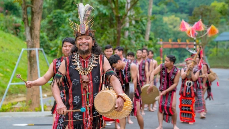 A traditional instrument performance of Co Tu ethnic people 