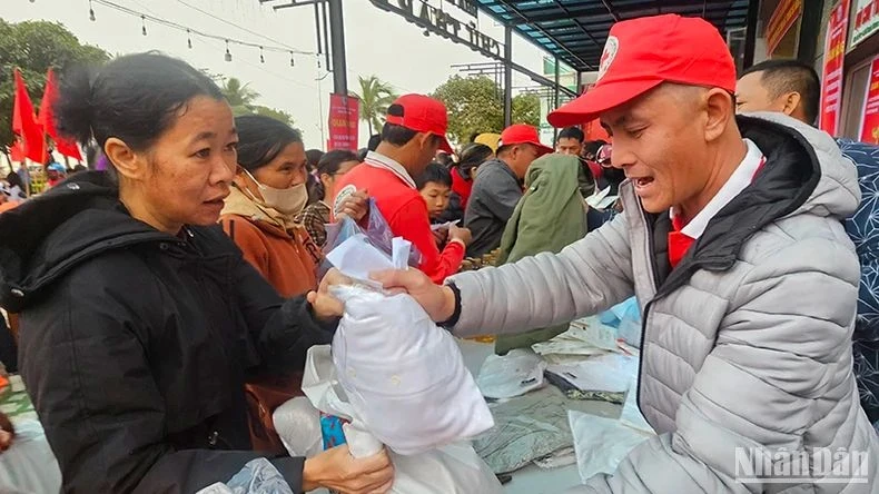 Volunteers from the Red Cross in Thanh Hoa Province present gifts to the poor.