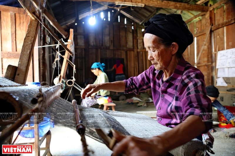 Mong ethnic women skilfully work with the weaving loom in Lung Tam Village. (Photo: Vietnam Pictorial)