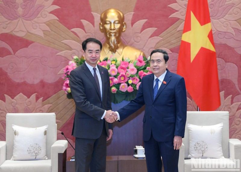 National Assembly (NA) Chairman Tran Thanh Man (R) receives Chinese Ambassador to Vietnam He Wei. (Photo: NDO)