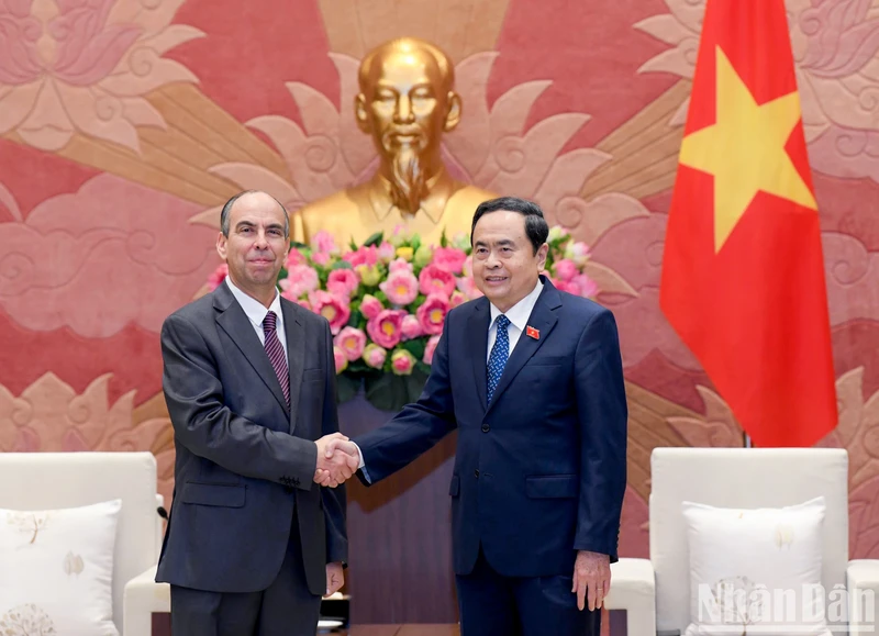 NA Chairman Tran Thanh Man (R) receives Cuban Ambassador to Vietnam Rogelio Polanco Fuentes in Hanoi on January 9. (Photo: NDO)