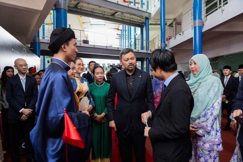 Crown Prince Al-Muhtadee Billah visits the Vietnamese booth at the ASEAN Textile Exhibition held in August 2024