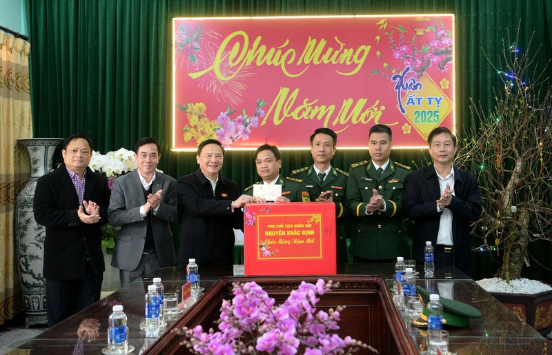 NA Vice Chairman Nguyen Khac Dinh (third from left) presents Tet gifts to officers and soldiers of Diem Dien Port Border Post in Thai Thuy District, Thai Binh Province (Photo: quochoi.vn)