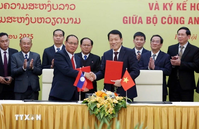 Minister of Public Security General Luong Tam Quang and Lao Deputy Prime Minister and Public Security Minister General Vilay Lakhamphong sign the two ministries’ cooperation plan for 2025. (Photo: VNA)