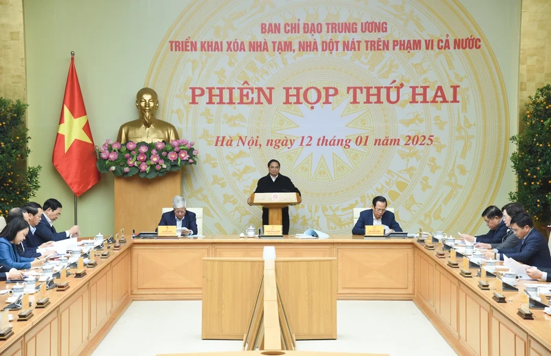 Prime Minister Pham Minh Chinh chairs the second meeting of the central steering committee for the eradication of temporary and dilapidated houses nationwide (Photo: NDO)