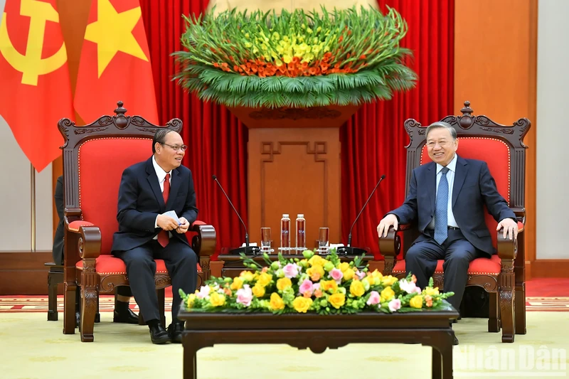 Party General Secretary To Lam (R) welcomes General Vilay Lakhamphong, Deputy Prime Minister, and Minister of Public Security (Photo: NDO)