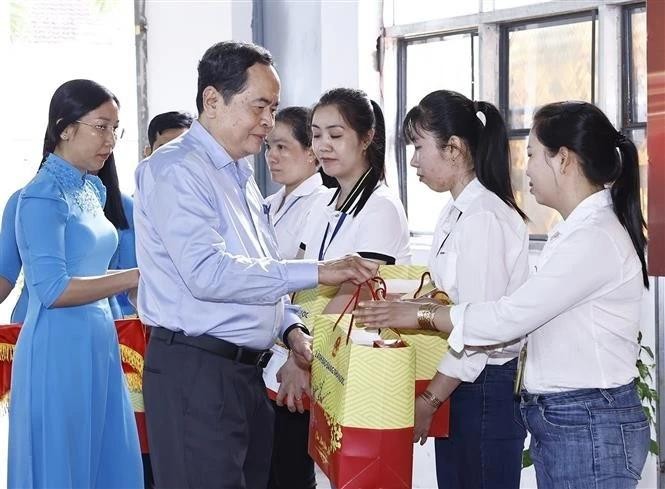 National Assembly Chairman Tran Thanh Man presents gifts to workers at Giap Quan Thang Co., Ltd. (Photo: VNA)