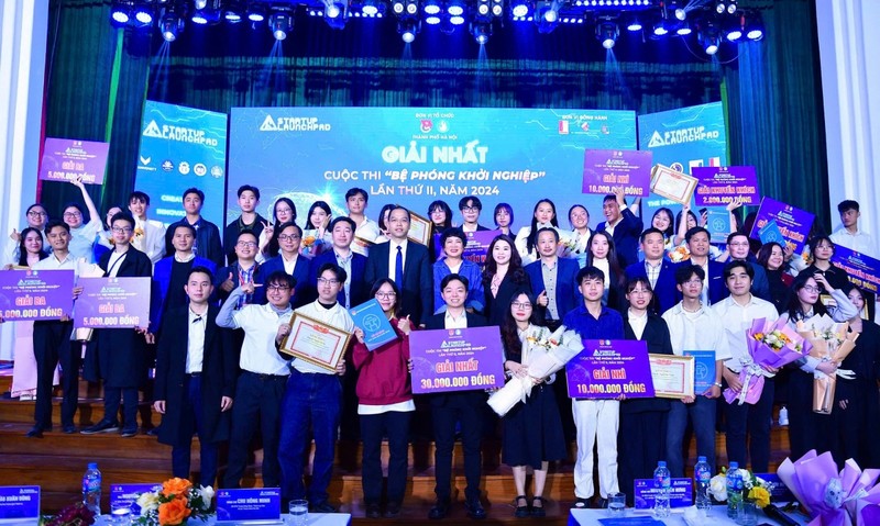 Winners of the Startup Launchpad competition 2024 honoured at a final round held in Hanoi on December 24, 2024 (Photo: doanthanhnien.vn). 