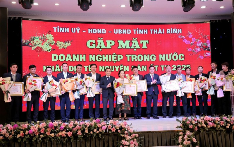 Exemplary businesses awarded certificates of merit for their contributions to social welfare in 2024. (Photo: doanhnghieptiepthi.vn)