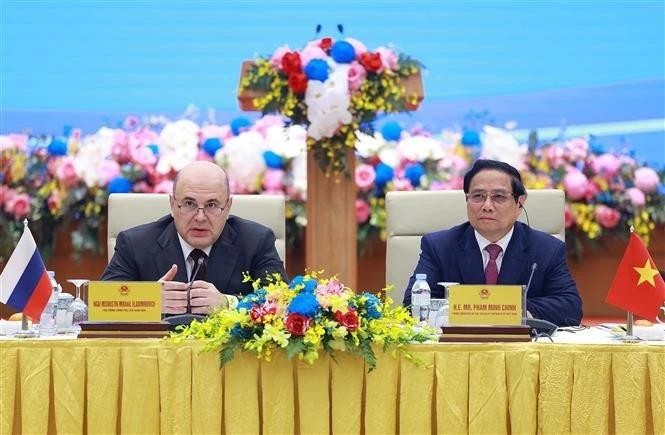 PM Pham Minh Chinh (R) and his Russian counterpart Mikhail Vladimirovich Mishustin at the high-level business dialogue in Hanoi on January 15 (Photo: VNA)