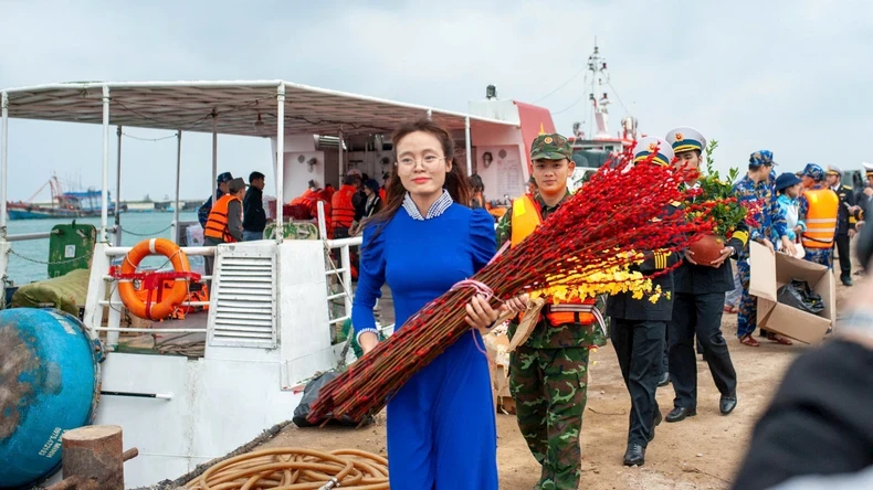 A delegation from the Naval Region 3 Command deliver Tet greetings and provisions to officers, soldiers and people on Ly Son Island on January 11.