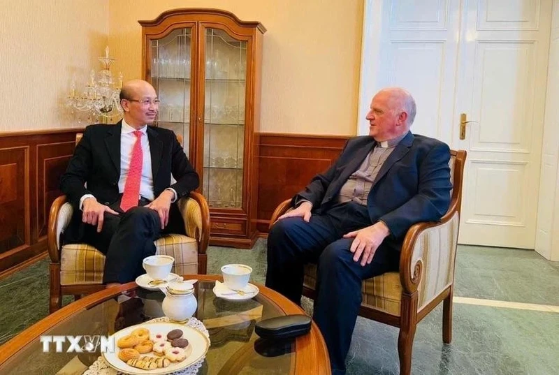 Vietnamese Ambassador to Hungary Bui Le Thai (L) has a meeting with Apostolic Nuncio to Hungary Michael W. Banach on February 4. (Photo: VNA)