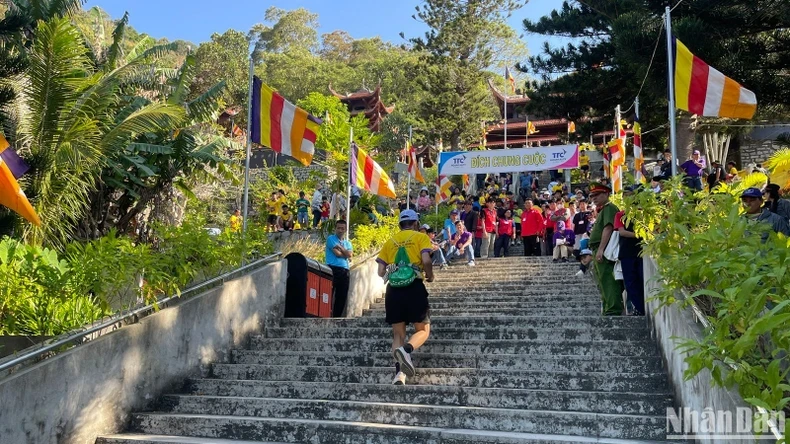 Hundreds of people join Ta Cu Mountain Climbing Competition in Binh Thuan 