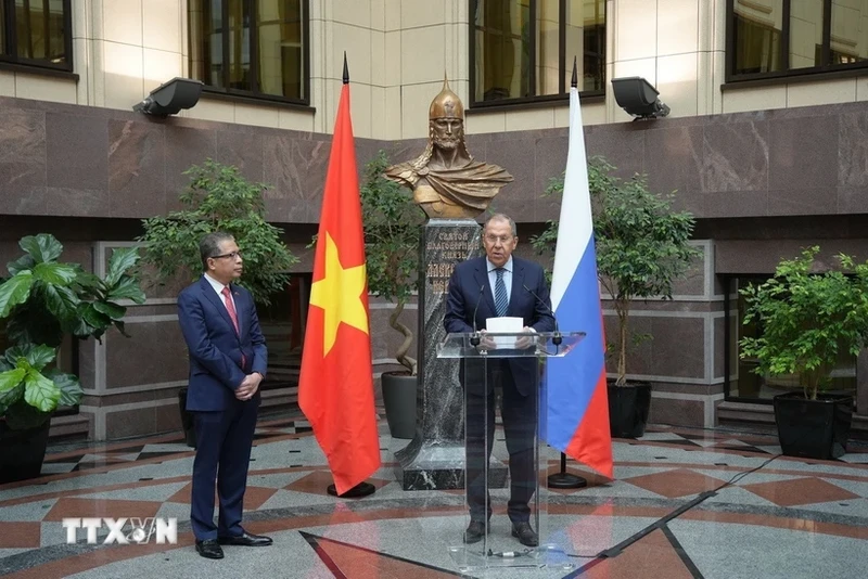 Russian Minister of Foreign Affairs Sergei Lavrov (R) speaks at the opening of the exhibition marking the 75th founding anniversary of diplomatic ties between Vietnam and Russia in Moscow on February 11. (Photo: VNA)
