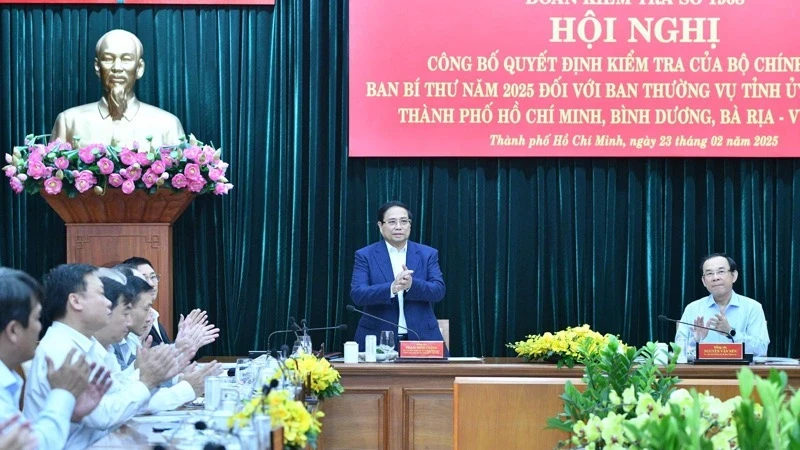 Politburo member, Prime Minister Pham Minh Chinh chairs the conference on February 23 (Photo: VNA)