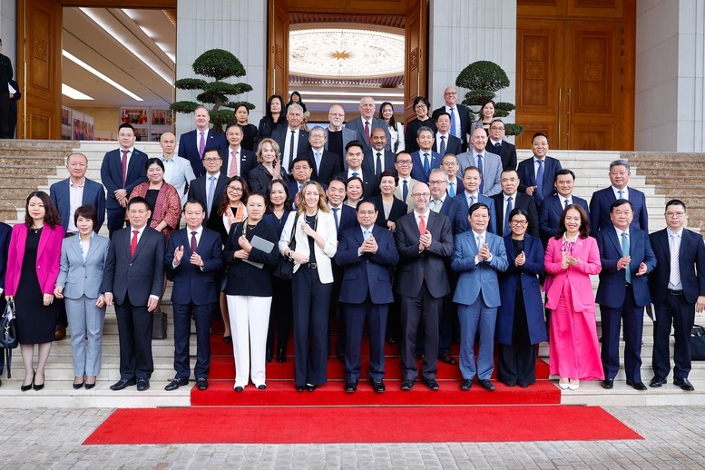 Prime Minister Pham Minh Chinh (3rd from left) and representatives from US businesses (Photo: VGP)