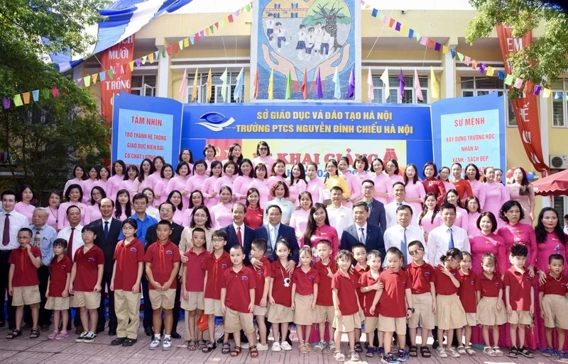 Prime Minister Pham Minh Chinh joined teachers and students of Nguyen Dinh Chieu Secondary School. at the opening ceremony of the 2024-2025 academic year (Photo: NDO)