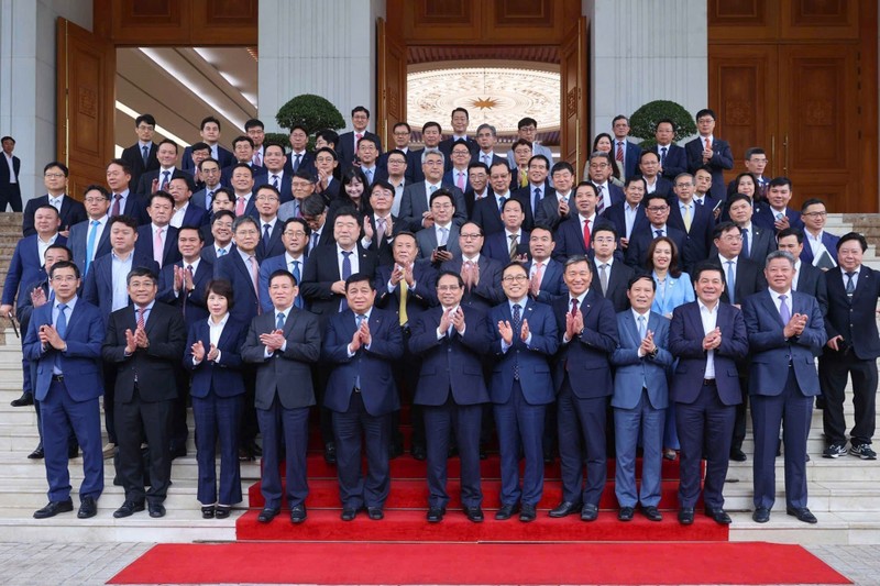 Prime Minister Pham Minh Chinh (centre, first row) poses for a photo with Vietnamese officials and leaders of Korean enterprises. (Photo: VNA)