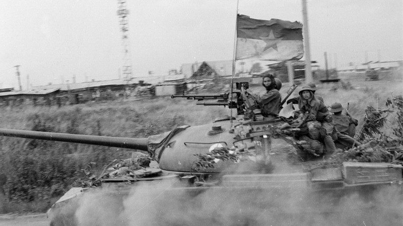 The liberation army units occupied the Armoured School of the puppet army at the Nuoc Trong base (Bien Hoa). From the beginning of April 1975, the main Vietnamese army corps advanced from all directions toward Sai Gon, attacks the US troops with stormy strength and destroyed the entire outer defence line of the US troops. (Photo: Hua Kiem/VNA)