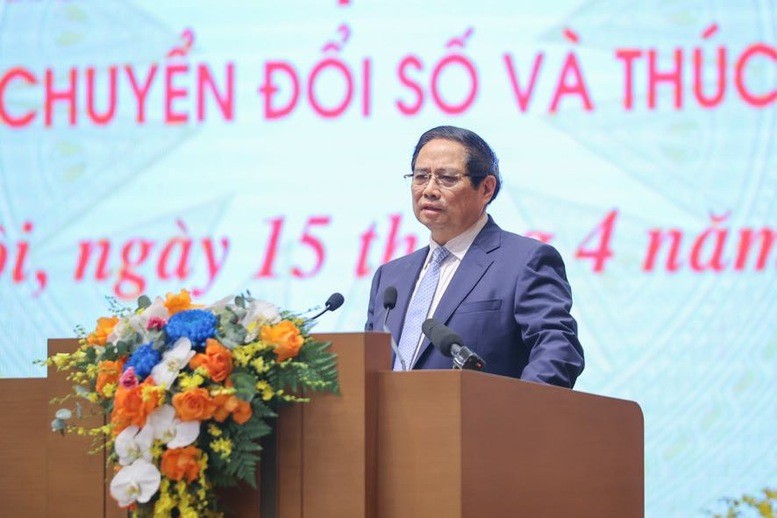Prime Minister Pham Minh Chinh speaks at the meeting with representatives from SOEs pioneering in digital transformation in Hanoi on April 15. (Photo: VGP)