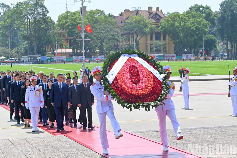 General Secretary of the Communist Party of China (CPC) Central Committee and President of China Xi Jinping and a high-ranking Chinese delegation on April 15 morning lay wreaths in tribute to President Ho Chi Minh at his mausoleum in Hanoi. (Photo: NDOI)