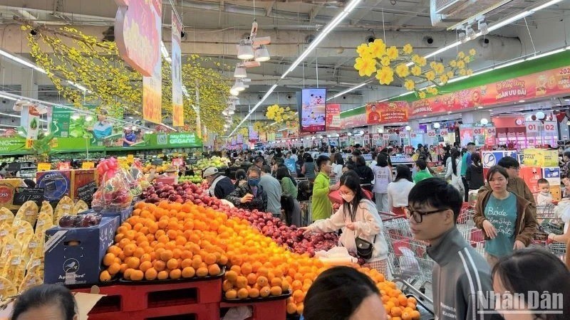 Consumers shopping at GO! and Big C supermarket. (Photo: MINH TRANG)