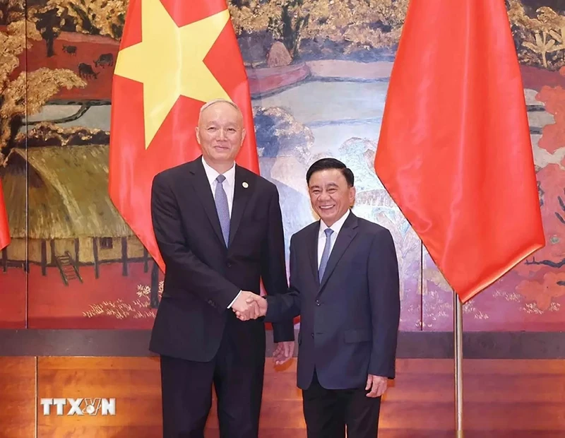 Tran Cam Tu, Politburo member, permanent member of the CPV Central Committee’s Secretariat (R) and Cai Qi, member of the Standing Committee of the Political Bureau of the CPC Central Committee, member of the CPC Central Committee’s Secretariat and Chief of the CPC Central Committee’s Office. (Photo: VNA)