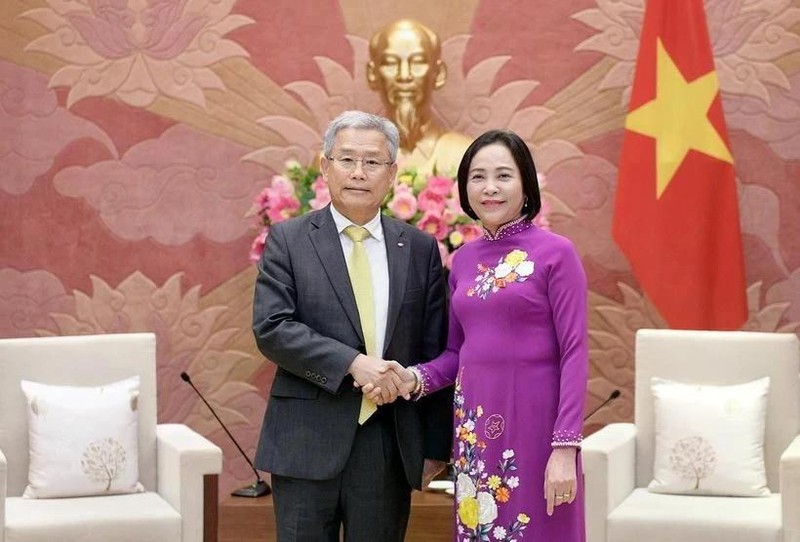 Vice Chairwoman of the National Assembly Nguyen Thi Thanh (R) hosts a reception in Hanoi on April 15 for visiting Chairman and CEO of the Korea Electric Power Corporation (KEPCO) Kim Dong Cheol . Photo: National Assembly Portal)
