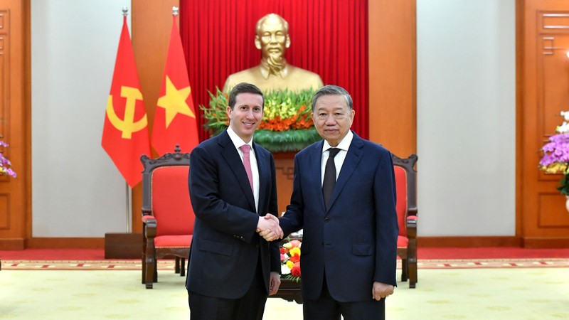 Party General Secretary To Lam (R) receives CEO of Warburg Pincus Jeffrey David Perlman