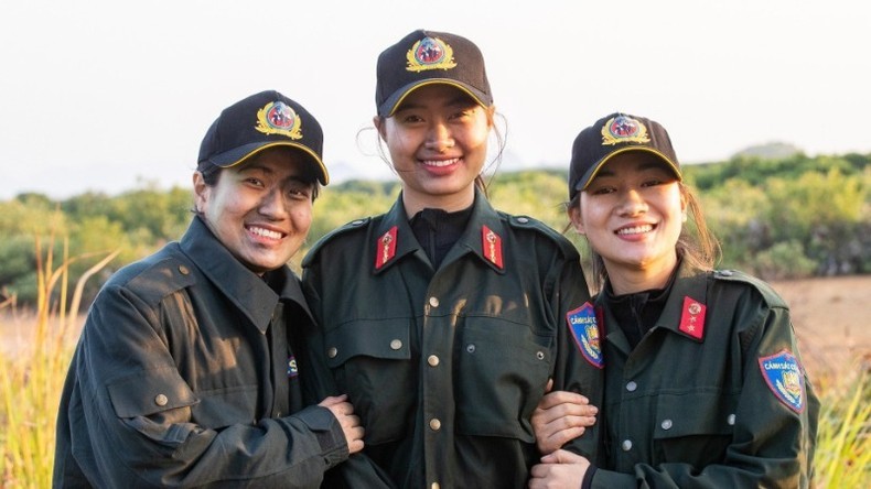 Ngo Thi Dung (C) and her two female teammates at the National Counter-Terrorism Training Centre (Photo: Pham Hai)