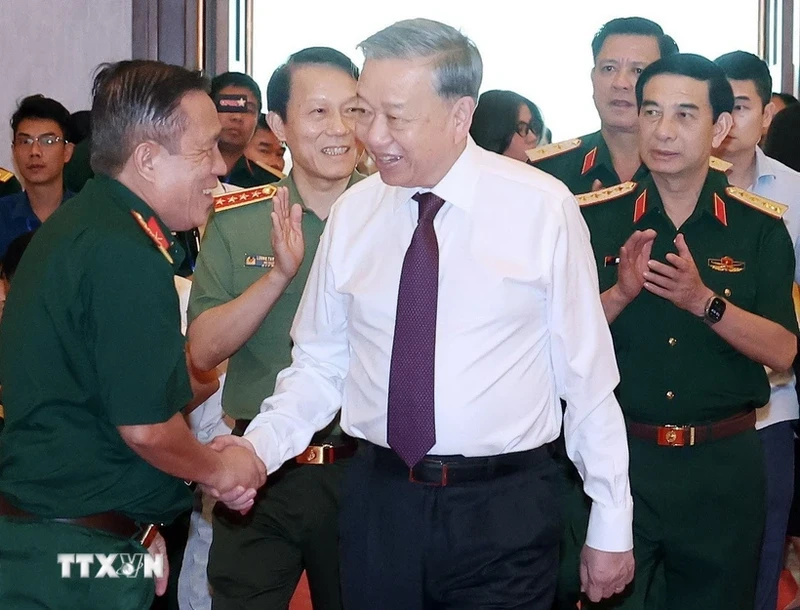 Party General Secretary To Lam (in white), Secretary of the Central Military Commission, meets with a delegation of heroes and veterans from various forces directly taking part in the Ho Chi Minh Campaign in 1975 (Photo: VNA)