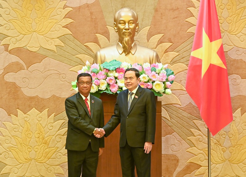 Chairman of the Vietnamese National Assembly (NA) Tran Thanh Man (right) receives Vice President of the Lao NA Suvon Luongbunmi in Hanoi on April 21. (Photo: NDO/Duy Linh)