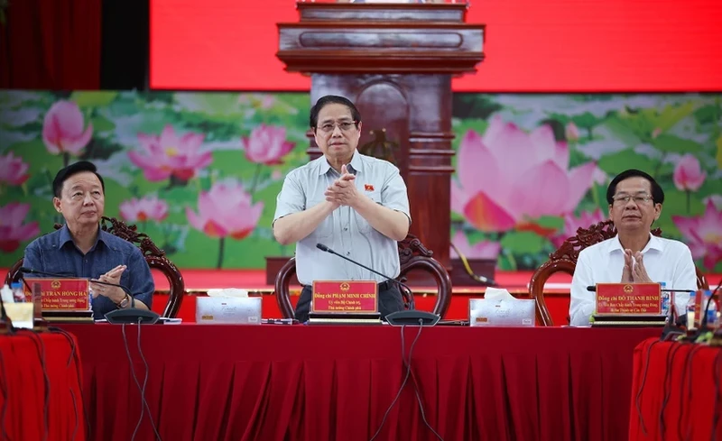Prime Minister Pham Minh Chinh (centre) chairs a meeting in Can Tho city on April 21 to look into the progress of key transport projects in the southern region. (Photo: VNA)