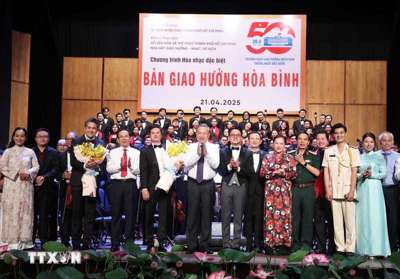 Party General Secretary To Lam and delegates and artists at the event (Photo: VNA)