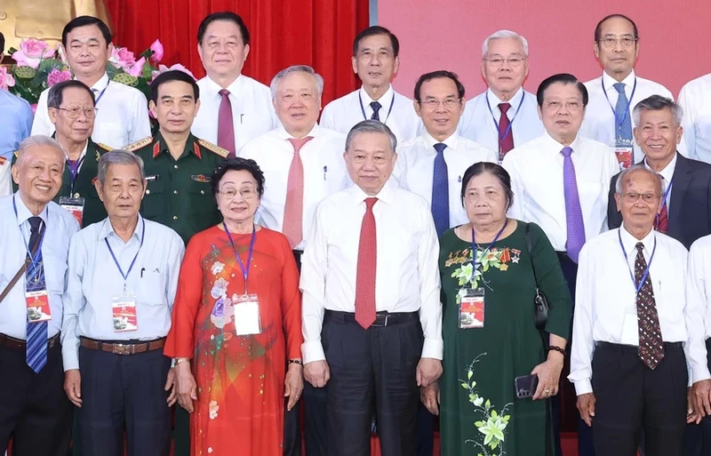 Party General Secretary To Lam (fourth from left, first row) poses for a photo with delegates. (Photo: VNA)