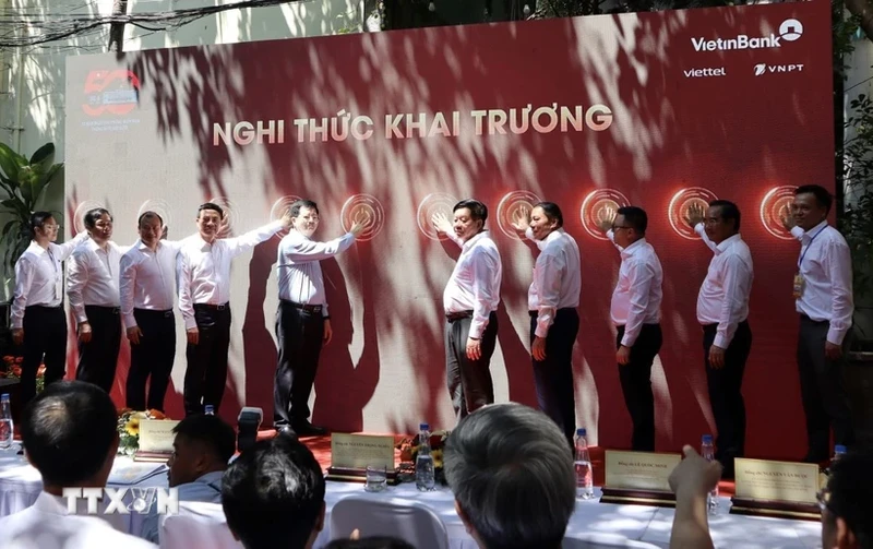 Delegates launch the Press Centre of the 50th anniversary of the Liberation of the South and National Reunification (April 30, 1975-2025) celebrations (Photo: VNA)