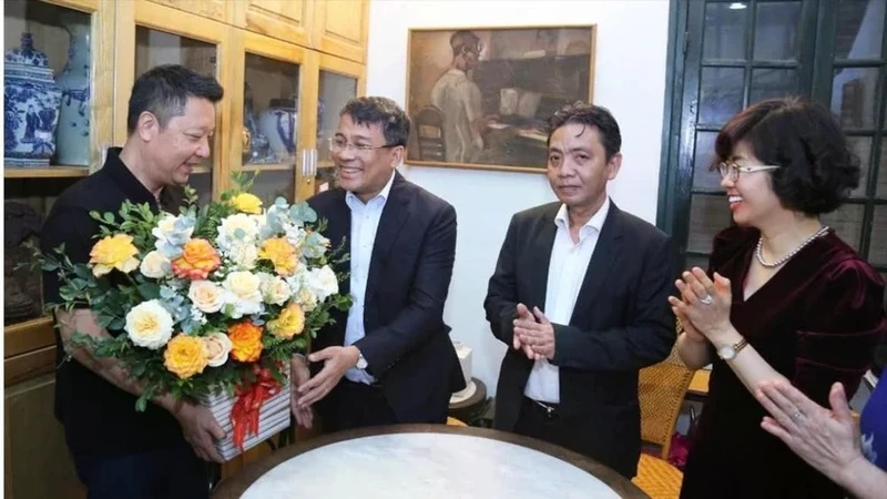 The Vietnam National Commission for UNESCO, led by Deputy Minister of Foreign Affairs Nguyen Minh Vu, visits and congratulates the family of composer Hoang Van on the UNESCO recognition of his collection as a World Documentary Heritage. (Photo: VNA)