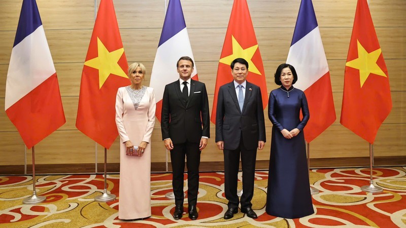 Vietnamese President Luong Cuong, French President Emmanuel Macron and their spouses at the banquet in Ha Noi on May 26 (Photo: NDO)