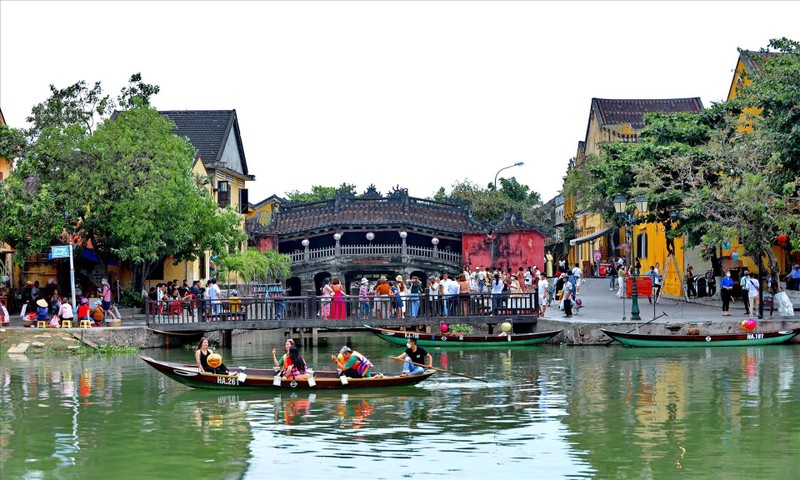  Visitors ride a boat along the Hoai river. (Photo: Thanh Hoa/VNP)